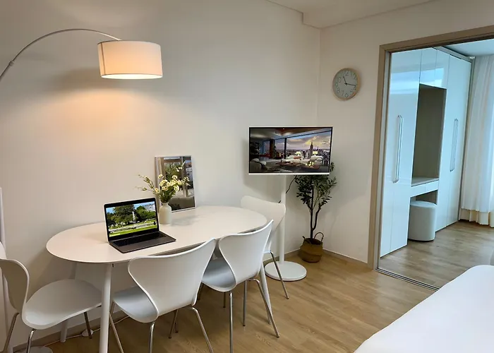 Healing Just 3 Minutes On Foot From Gwanghwamun, Within Walking Distance To Myeongdong, Gyeongbokgung, And Insadong 3*